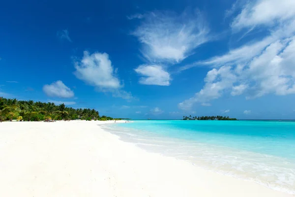 Trópusi Maldív Szigetek Sziget Fehér Homokos Tengerpart Tenger — Stock Fotó