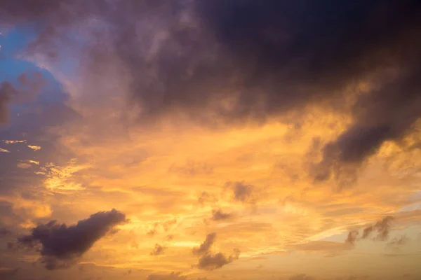 穏やかな海の表面上にカラフルな夕日の空 — ストック写真