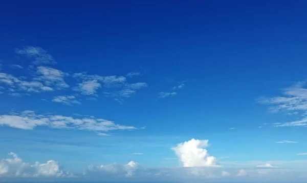 Niebieskie Tło Nieba Malutkimi Chmurami Panorama — Zdjęcie stockowe