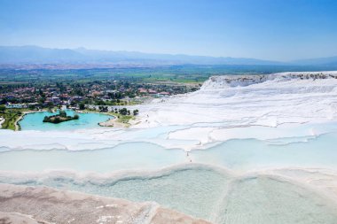 Pamukkale, Türkiye - 14 Ağustos 2015: Pamukkale Trave'de Turistler
