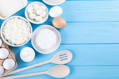 süt ve süt ürünleri üzerinde mavi ahşap arka plan, üstten görünüm