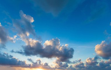 Sakin deniz yüzeyinde renkli günbatımı gökyüzü