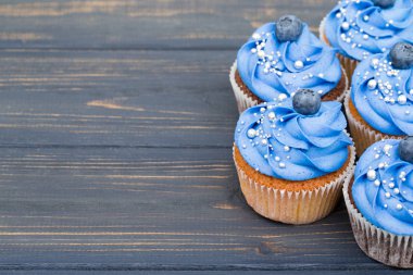 Beyaz ahşap bir masa üzerinde lezzetli kek