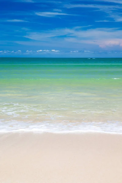 Praia tropical no Sri Lanka. Férias de verão e férias concep — Fotografia de Stock