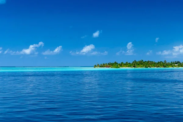 Tropiska Maldiverna ön med vit sandstrand och hav — Stockfoto