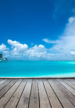  Beyaz kumlu plaj ve deniz ile Maldivler ada