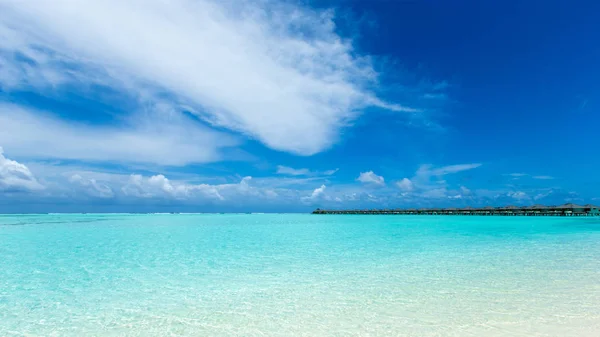 Tropische Insel der Malediven mit weißem Sandstrand und Meer — Stockfoto