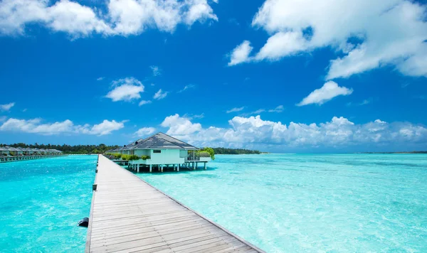 Tropiska Maldiverna ön med vit sandstrand och hav — Stockfoto