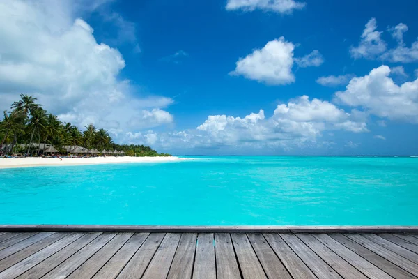 Isla tropical de Maldivas con playa de arena blanca y mar — Foto de Stock