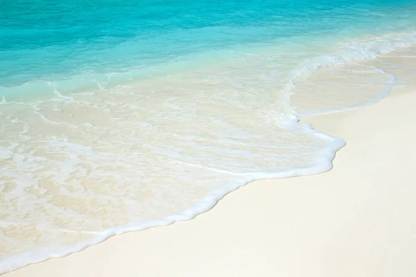 Malediven-Insel mit weißem Sandstrand und Meer — Stockfoto