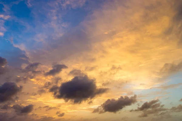 穏やかな海の表面上にカラフルな夕日の空 — ストック写真