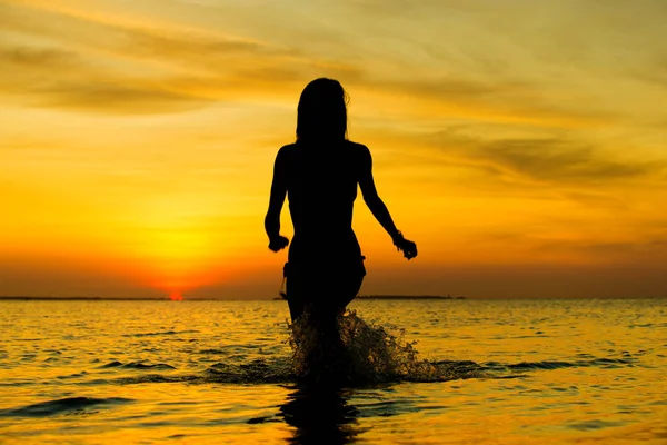 Femme heureuse se détend sur la plage — Photo