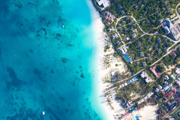 A bela ilha tropical de Zanzibar vista aérea. mar em Za — Fotografia de Stock