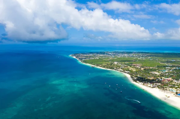 Nádherný tropický ostrov zanzibarské vzdušné pohledu. moře v za — Stock fotografie