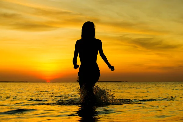 Happy woman relaxes on beach — Stock Photo, Image