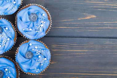 Beyaz ahşap bir masa üzerinde lezzetli kek