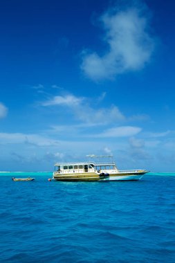 Beyaz kumlu sahili ve denizi olan tropik Maldivler adası