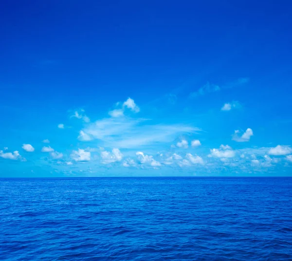 Modrá Slunečná Hladina Mořské Vody — Stock fotografie
