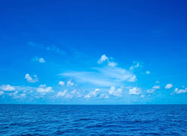 Blaue Sonnige Meerwasseroberfläche — Stockfoto