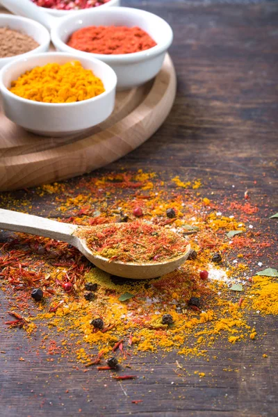 Maydanoz bitkisi beyaz arkaplanda izole edildi.