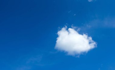 Beyaz bulutlu mavi gökyüzü.