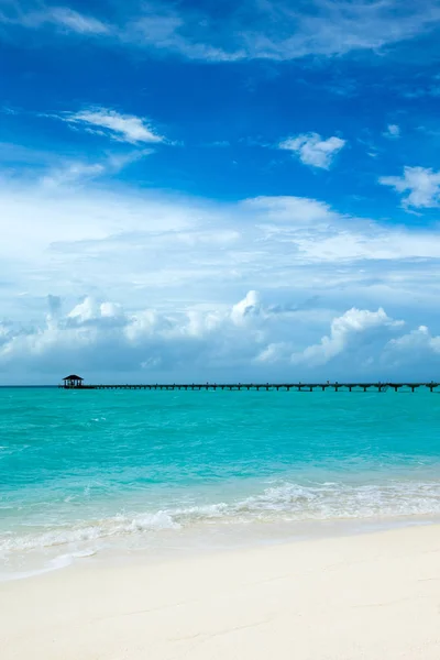 Όμορφο Τροπικό Νησί Της Μαλδίβες Παραλία Θάλασσα Και Μπλε Ουρανό — Φωτογραφία Αρχείου