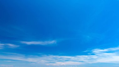 Beyaz bulutlu mavi gökyüzü