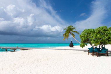 Plaj, deniz ve mavi s ile güzel tropikal Maldivler ada