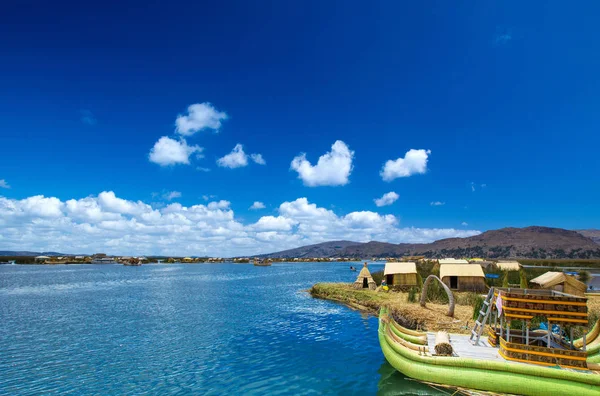 Barco totora en el lago Titicaca cerca de Puno, Perú — Foto de Stock