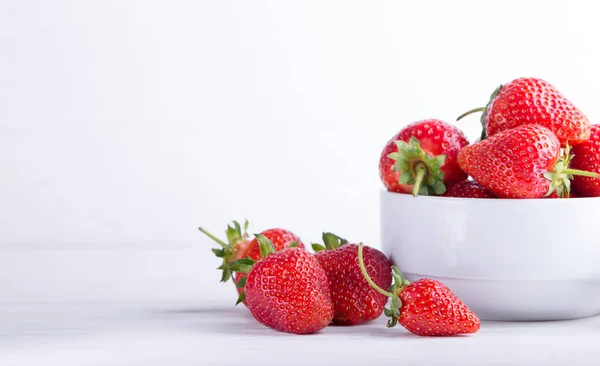 Erdbeere isoliert auf weißem Hintergrund. Beschneidungsweg — Stockfoto