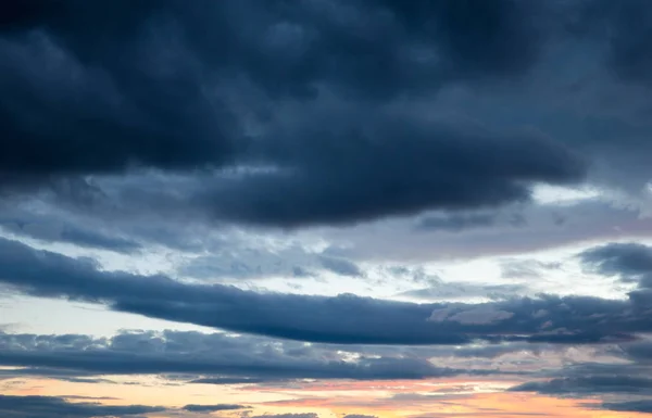 Coucher de soleil coloré ciel sur la surface tranquille de la mer — Photo