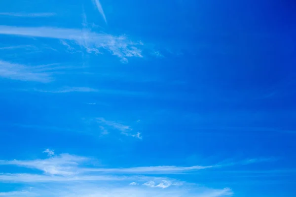 Blauer Himmel mit weißen Wolken — Stockfoto