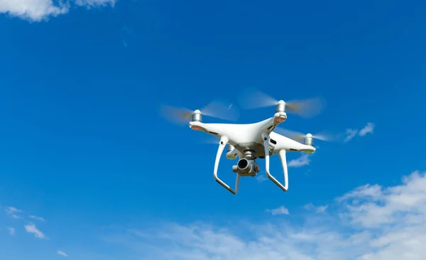 O helicóptero drone voando com câmera digital . — Fotografia de Stock