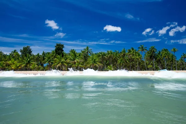 Tropiska stranden i Sri Lanka. Sommarsemester och semester obefläckade — Stockfoto