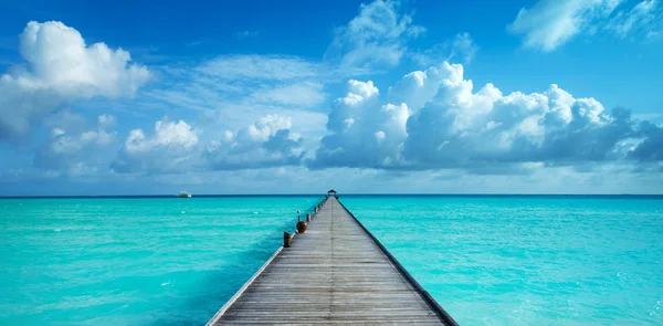 Isola tropicale delle Maldive con spiaggia di sabbia bianca e mare — Foto Stock