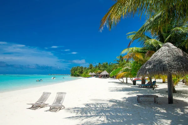 Isla tropical de Maldivas con playa de arena blanca y mar — Foto de Stock