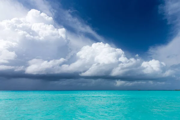 Isla tropical de Maldivas con playa de arena blanca y mar —  Fotos de Stock