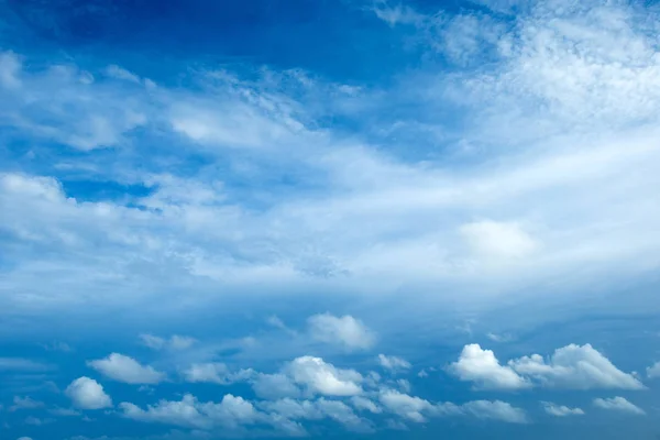 青い空の背景に小さな雲。パノラマ — ストック写真