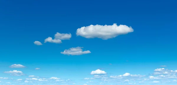 雲と青い空.自然の背景 — ストック写真