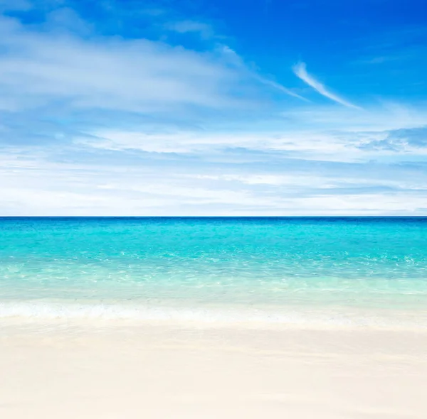 Playa tropical y mar azul. —  Fotos de Stock