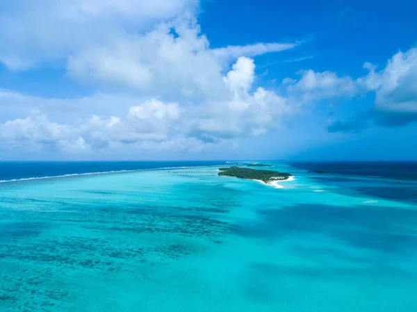 Hermosa vista aérea de Maldivas y playa tropical. Viajar un — Foto de Stock