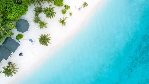 Hermosa vista aérea de Maldivas y playa tropical. Viajar un —  Fotos de Stock