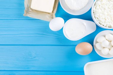 süt ve süt ürünleri üzerinde mavi ahşap arka plan, üstten görünüm