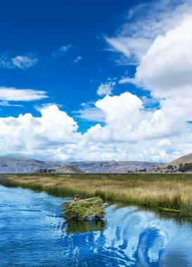Puno, Peru yakınlarındaki Titicaca gölündeki Totora teknesi.