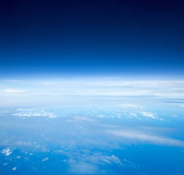 Bulutlara yakın mavi gökyüzü