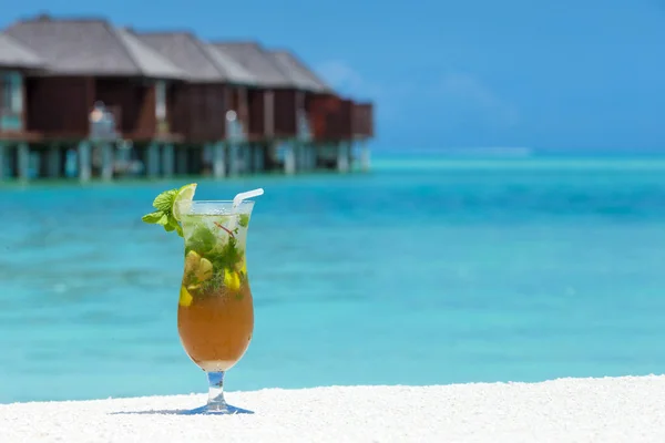 Cocktail Met Vervagen Strand Achtergrond — Stockfoto