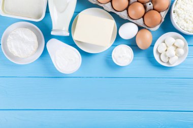 süt ve süt ürünleri üzerinde mavi ahşap arka plan, üstten görünüm