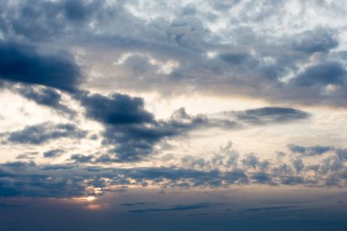 Sakin deniz yüzeyinde renkli günbatımı gökyüzü