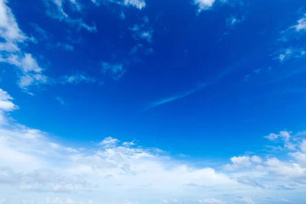 Blauwe lucht achtergrond met kleine wolken — Stockfoto