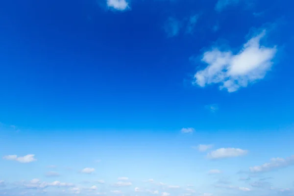 Blå himmel med hvide skyer - Stock-foto